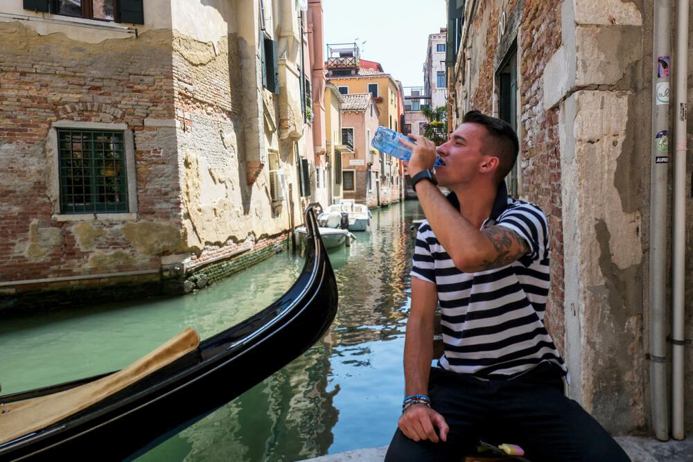 <p>Italijanska vlada je savjetovala sve u oblastima obuhvaćenim subotnjim crvenim upozorenjima da izbjegavaju direktnu sunčevu svjetlost između 11 i 18 časova i da posebno vode računa o starijim ili ugroženim osobama</p>