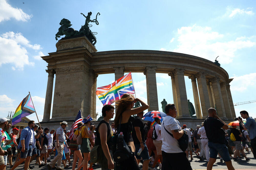 <p>Učesnici su mahali zastavama duginih boja i plesali dok su šetali centrom mađarske prijestonice</p>