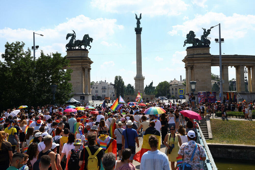 <p>Učesnici su mahali zastavama duginih boja i plesali dok su šetali centrom mađarske prijestonice</p>