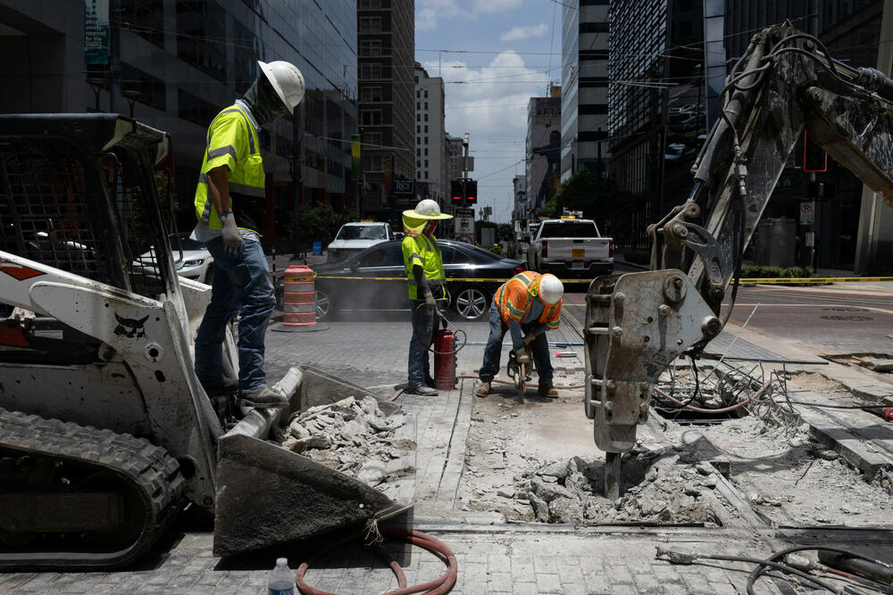 <p>Živa u termometru bi mogla bi dostići 40 stepeni Celzijusa u Rimu do ponedjeljka, a čak 43 stepena u utorak, obarajući rekord od 40,5 stepeni u augustu 2007. godina</p>