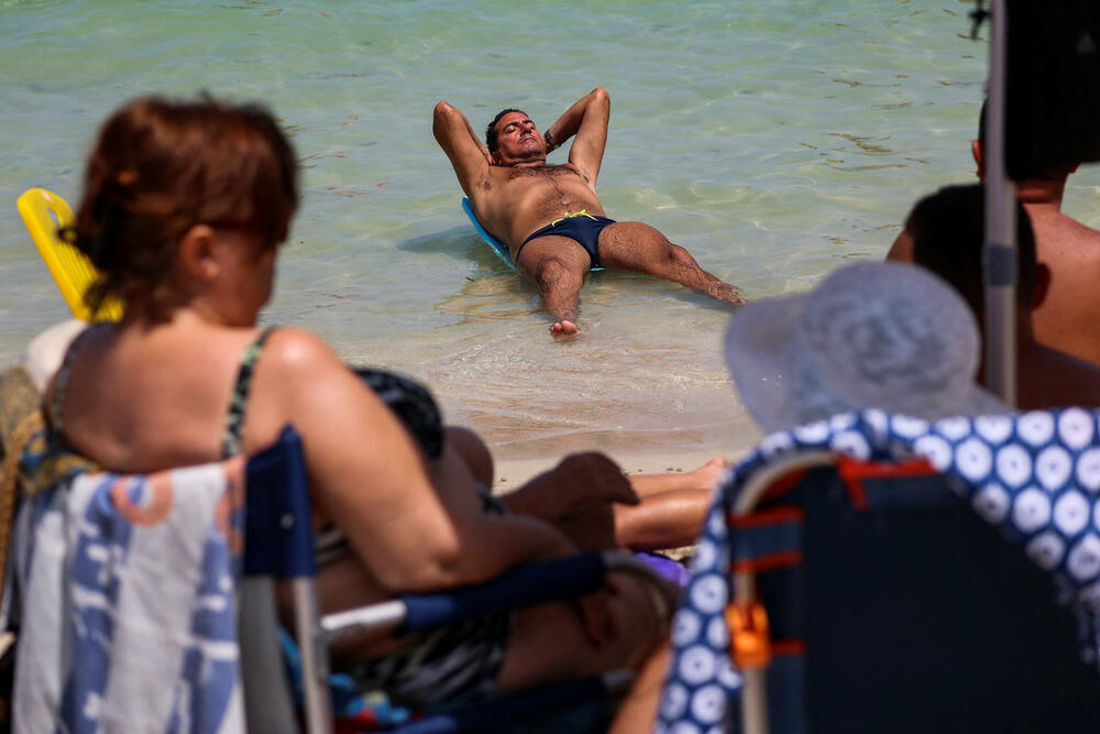 <p>Živa u termometru bi mogla bi dostići 40 stepeni Celzijusa u Rimu do ponedjeljka, a čak 43 stepena u utorak, obarajući rekord od 40,5 stepeni u augustu 2007. godina</p>