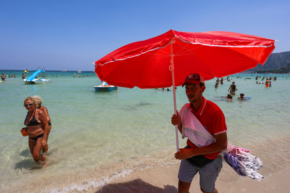 <p>Živa u termometru bi mogla bi dostići 40 stepeni Celzijusa u Rimu do ponedjeljka, a čak 43 stepena u utorak, obarajući rekord od 40,5 stepeni u augustu 2007. godina</p>