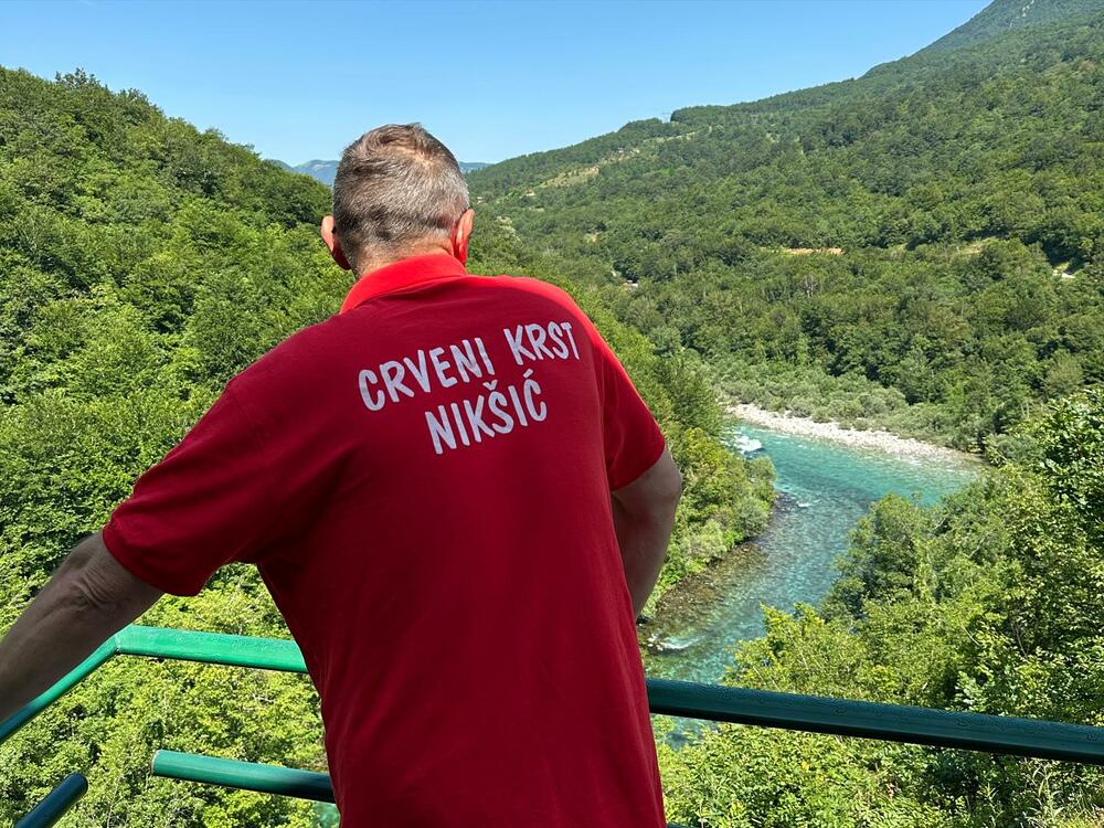 <p>Klub za starije, nikšićki Crveni krst otvorio je 2019. godine i čine ga njihovi aktivisti, mada su dobrodošli svi pripadnici treće dobi zainteresovani za društveno-korisne aktivnosti</p>