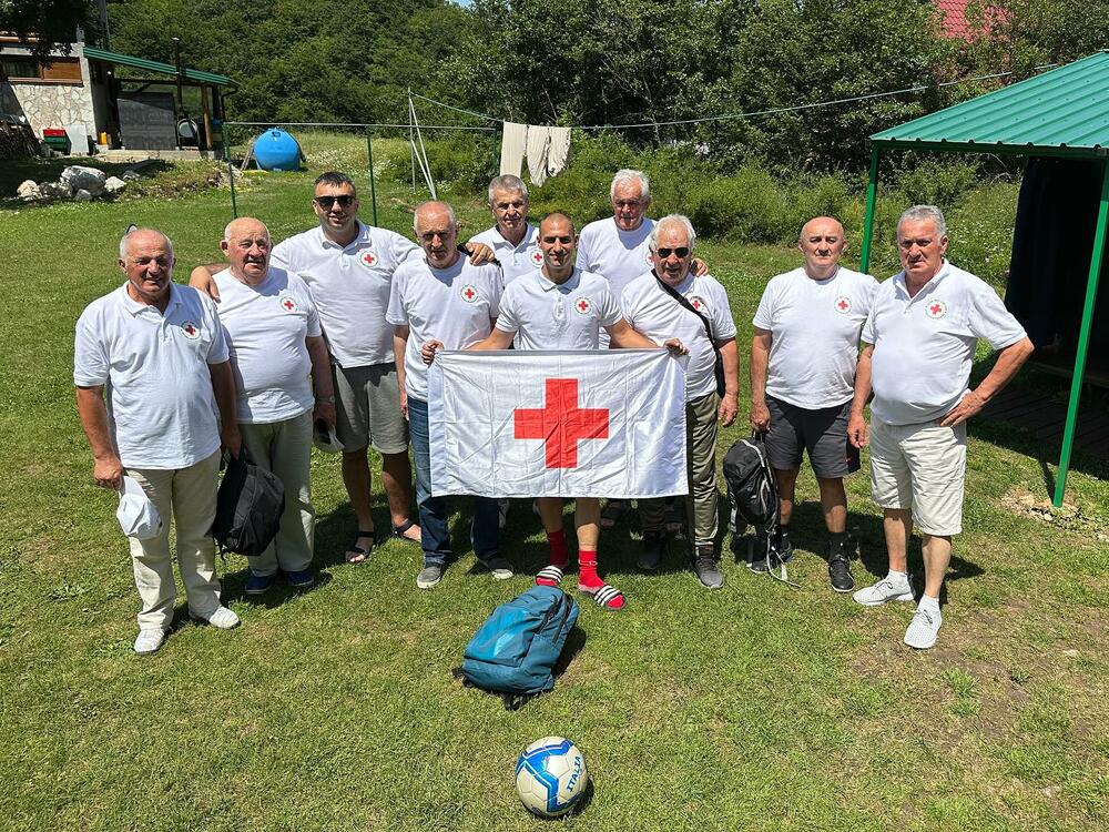 <p>Klub za starije, nikšićki Crveni krst otvorio je 2019. godine i čine ga njihovi aktivisti, mada su dobrodošli svi pripadnici treće dobi zainteresovani za društveno-korisne aktivnosti</p>