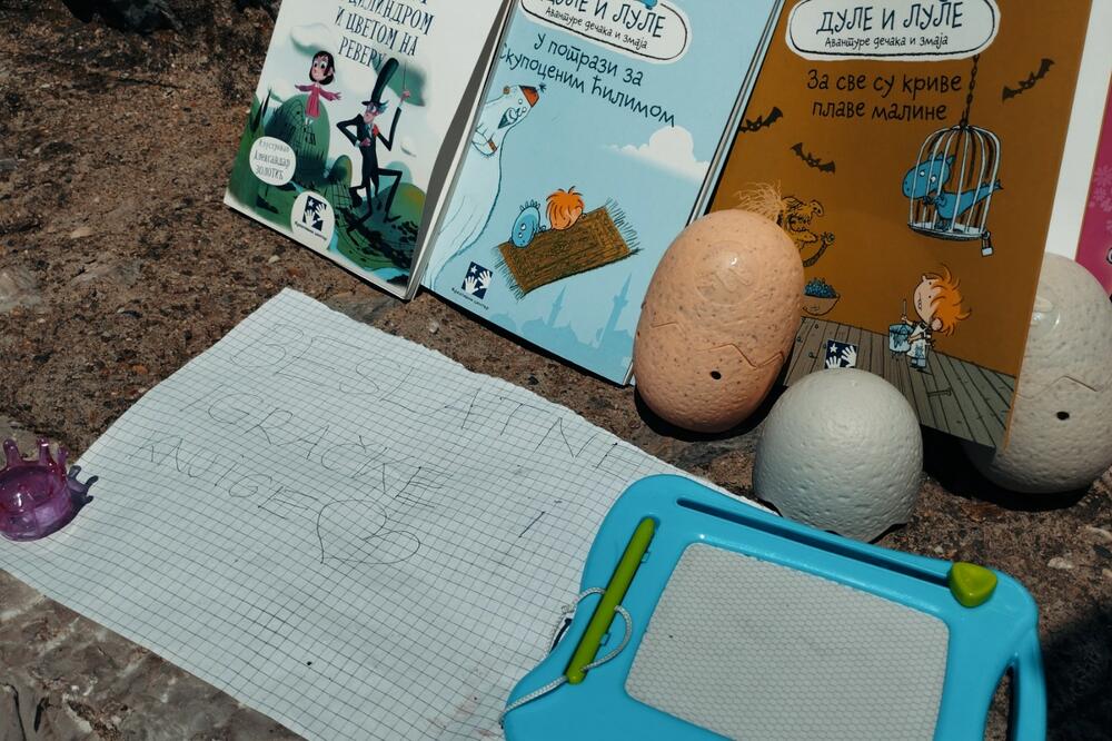 Papir iz sveske, nekoliko knjiga i pernica, Foto: Dragana Šćepanović