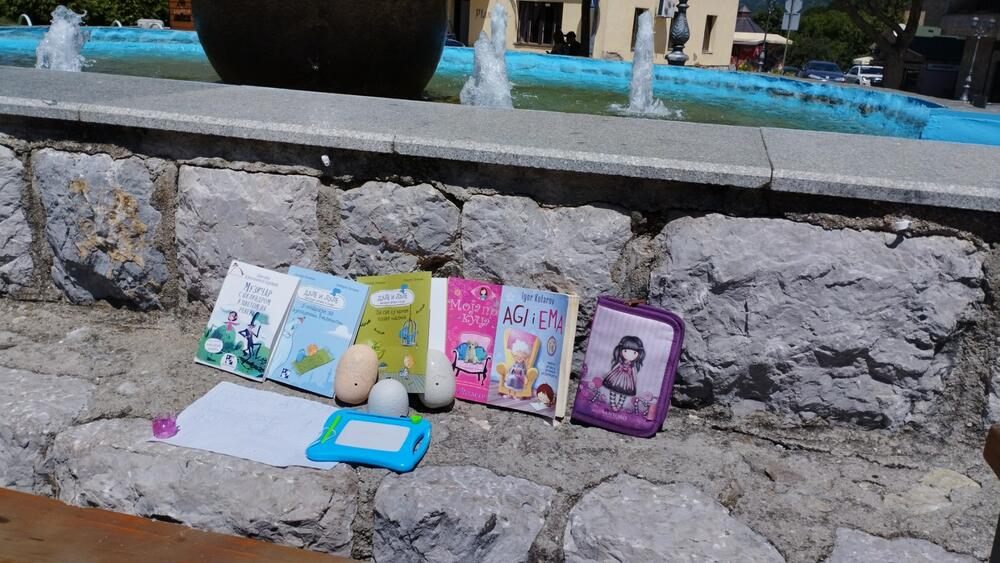 <p>Na Trgu boraca osvanuo papir sa natpisom "besplatne igračke i knjige"</p>