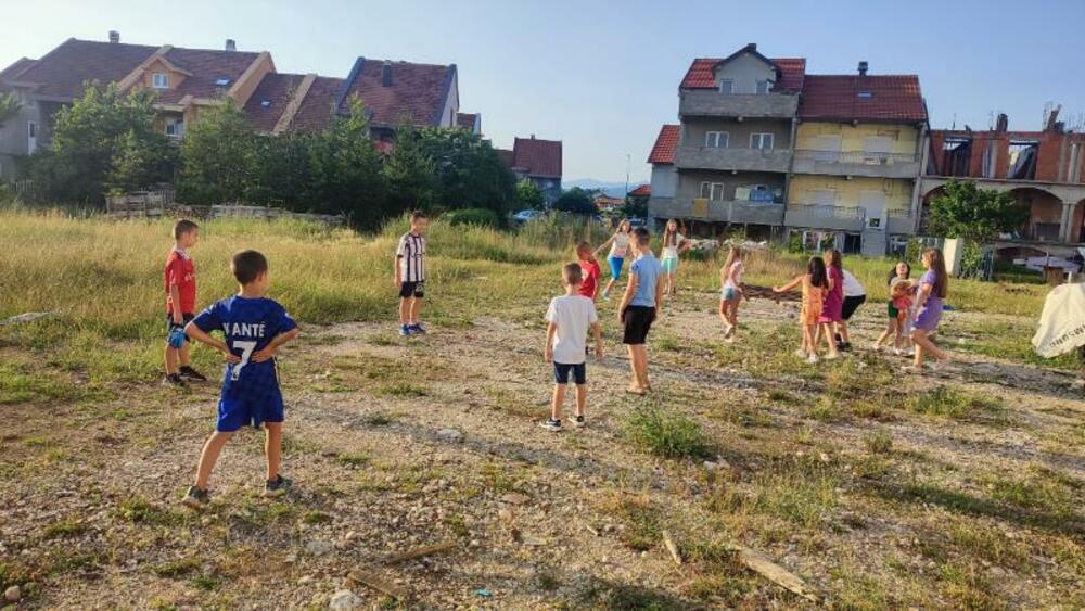 <p>Stanari zgrada u nikšićkom Rudom polju traže od vlasti uređen poligon za djecu umjesto neuređene livade - nekadašnje deponije, i ističu da imaju najviše mališana u gradu pod Trebjesom...</p>