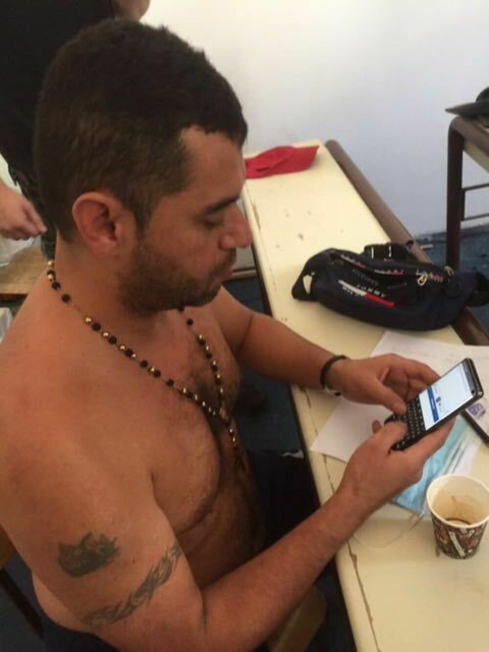 “Otvorio telefon” (jedan od dvojice Kolumbijaca), napisao je Lazović