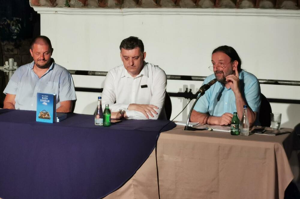 Sa sinoćnje premijere poeme "Kada plivaš", Foto: Siniša Luković