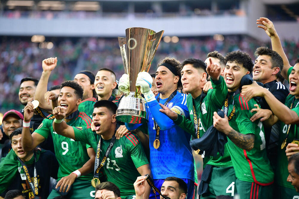 Kapiten Oćoa i Meksikanci sa peharom Gold kupa, Foto: Reuters