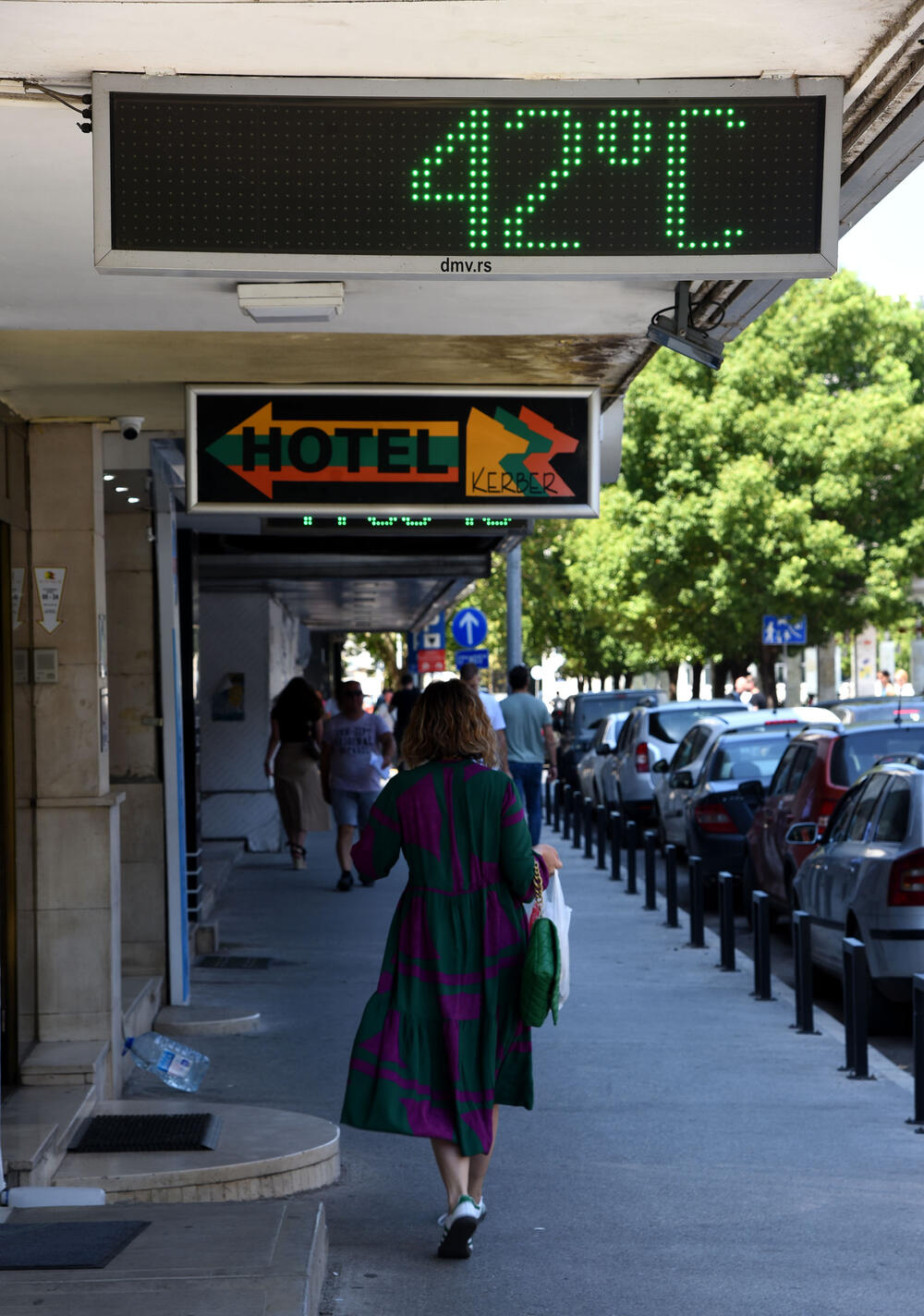 <p>Oni koji su ipak izašli napolje spas pokušavaju da pronađu u hladovini i osvježavajući se vodom</p>