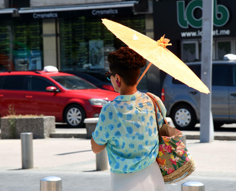 <p>Oni koji su ipak izašli napolje spas pokušavaju da pronađu u hladovini i osvježavajući se vodom</p>
