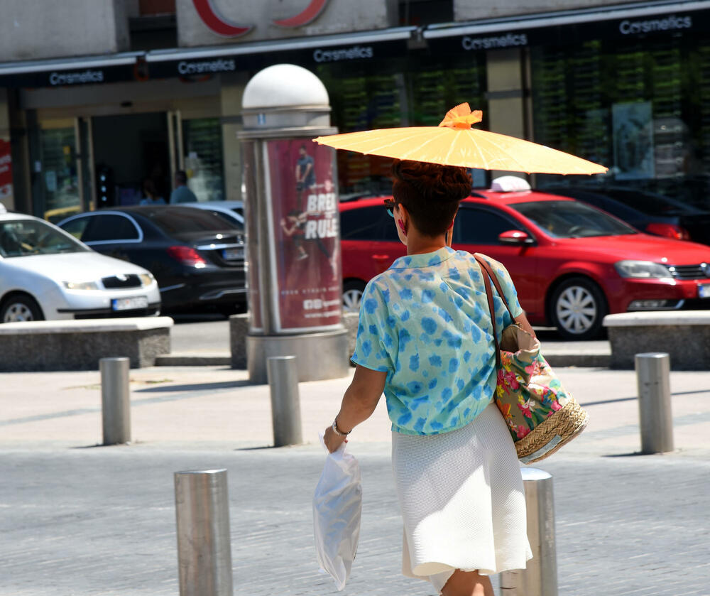 <p>Oni koji su ipak izašli napolje spas pokušavaju da pronađu u hladovini i osvježavajući se vodom</p>