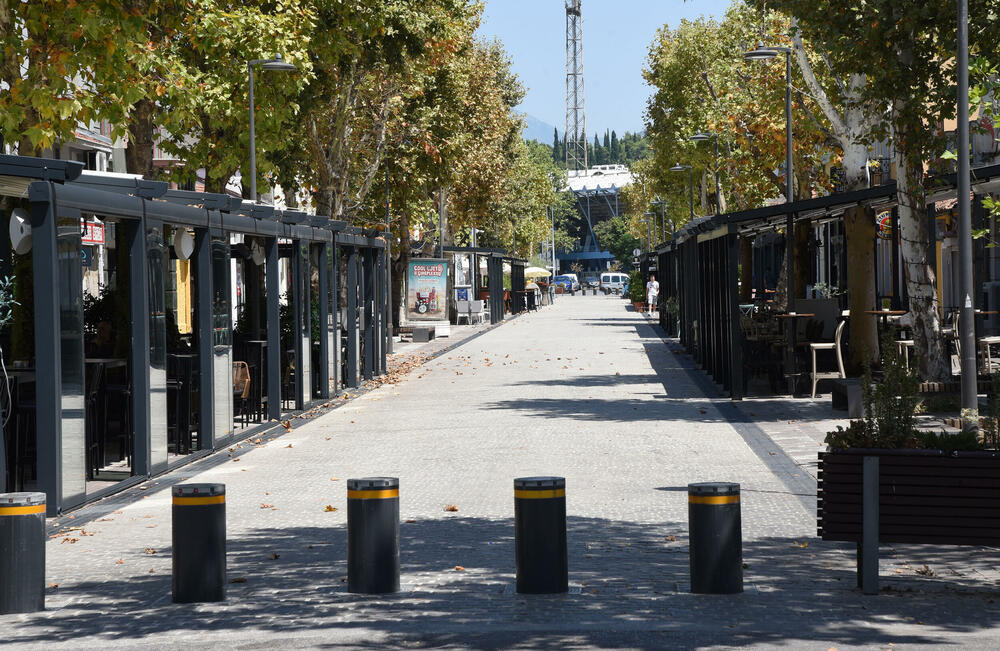 <p>Oni koji su ipak izašli napolje spas pokušavaju da pronađu u hladovini i osvježavajući se vodom</p>