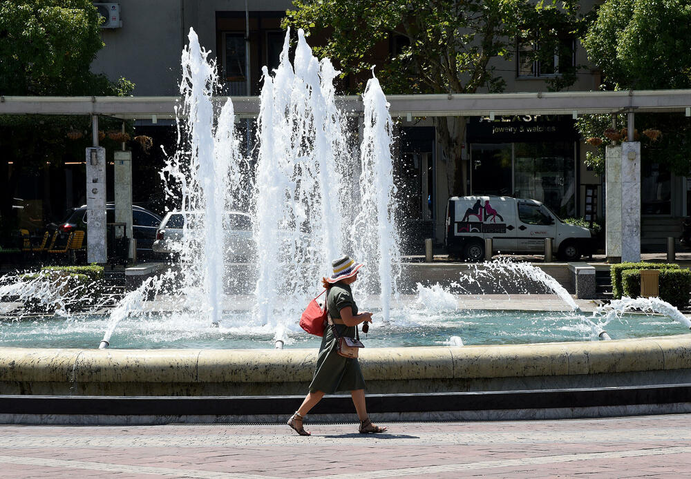 <p>Oni koji su ipak izašli napolje spas pokušavaju da pronađu u hladovini i osvježavajući se vodom</p>