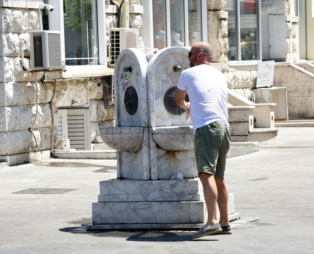 <p>Oni koji su ipak izašli napolje spas pokušavaju da pronađu u hladovini i osvježavajući se vodom</p>