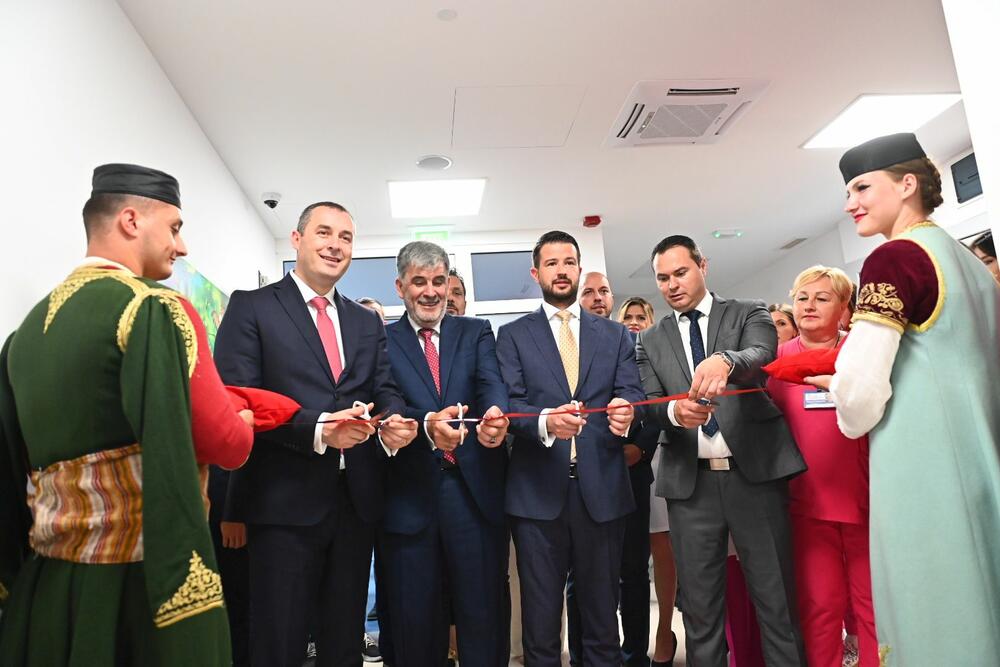 <p>"Ovo odjeljenje sada ima sve što je potrebno kako bi djeca u Bijelom Polju dobila adekvatno liječenje i boravak nakon liječenja u skladu sa najvišim standardima, a ljekari dobre uslove za rad i šansu da u Crnoj Gori i Bijelom Polju doprinose razvoju dječije medicine.”</p>