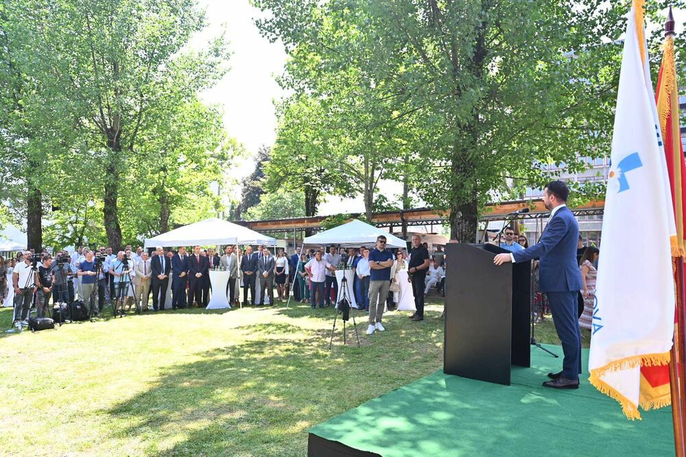 <p>"Ovo odjeljenje sada ima sve što je potrebno kako bi djeca u Bijelom Polju dobila adekvatno liječenje i boravak nakon liječenja u skladu sa najvišim standardima, a ljekari dobre uslove za rad i šansu da u Crnoj Gori i Bijelom Polju doprinose razvoju dječije medicine.”</p>