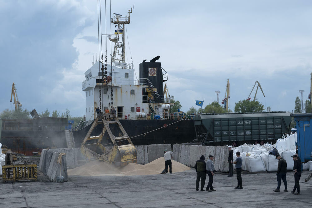 Utovar žitarica u ukrajinskoj luci Izmail, Foto: Beta/AP