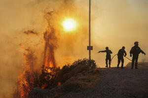 Požari i dalje bukte u Grčkoj, saobraćaj u ugroženim djelovima u...