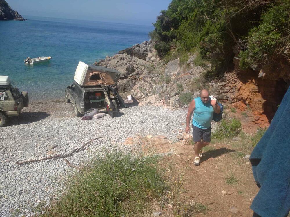 <p>"Mještani su veoma nezadovoljni i pozivaju nadležnu inspekciju Opštine Kotor da reaguje. Takođe obavijestili smo Javno preduzeće “Morsko dobro” i nadamo se njihovoj brzoj reakciji”, naveli su u dopisu redakciji "Vijesti" mještani</p>
