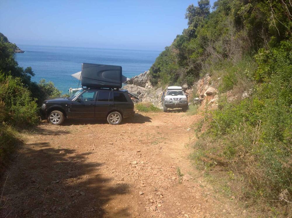 <p>"Mještani su veoma nezadovoljni i pozivaju nadležnu inspekciju Opštine Kotor da reaguje. Takođe obavijestili smo Javno preduzeće “Morsko dobro” i nadamo se njihovoj brzoj reakciji”, naveli su u dopisu redakciji "Vijesti" mještani</p>