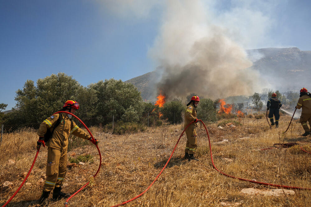 Gašenje požara u okolini Atine, Foto: Reuters