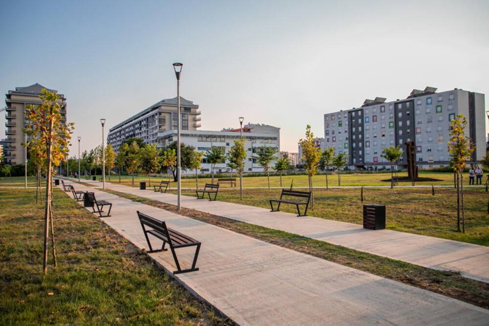 <p>Univerzitet Crne Gore pokrenuo je 2021. godine akciju ozelenjavanja kampusa na prostoru oko tehničkih fakulteta i studentskih domova, ukupne površine 25 hiljada kvadrata</p>