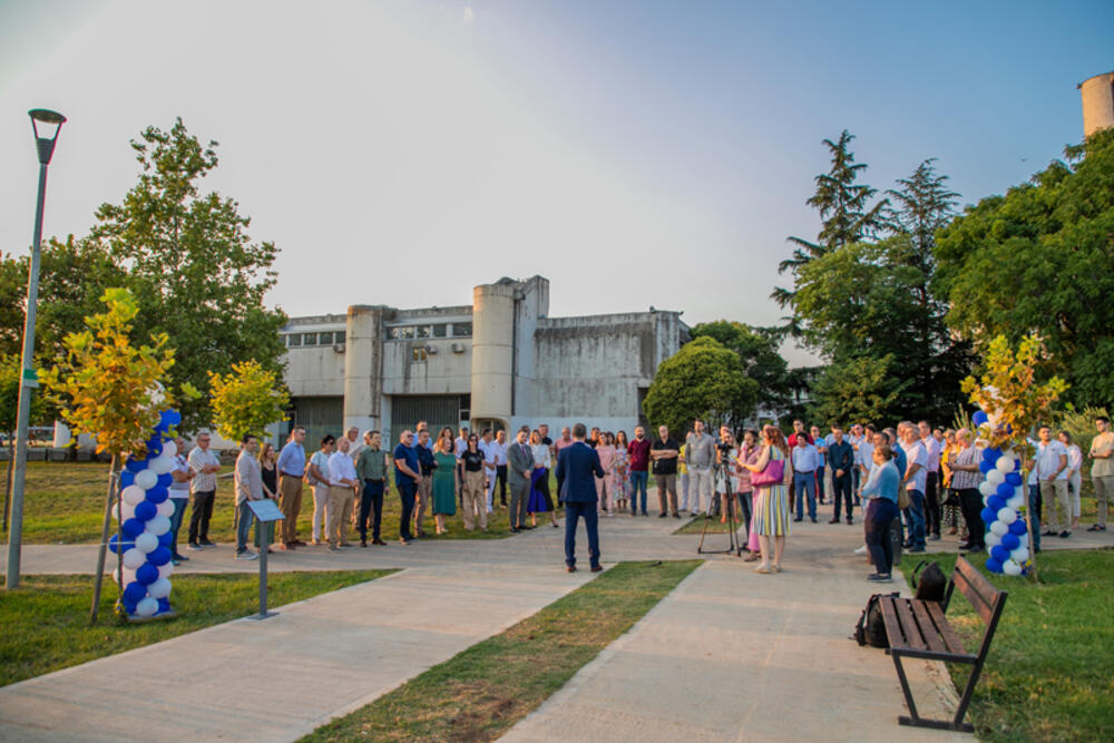<p>Univerzitet Crne Gore pokrenuo je 2021. godine akciju ozelenjavanja kampusa na prostoru oko tehničkih fakulteta i studentskih domova, ukupne površine 25 hiljada kvadrata</p>