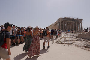 Zbog vrućine čuvari Akropolja i drugih grčkih znamenitosti...