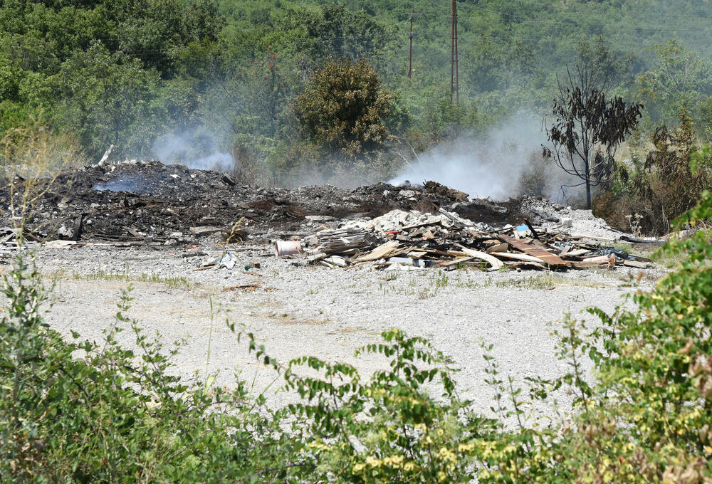 <p>Iz podgoričke Službe zaštite i spasavanja gasili požar na divljoj deponiji</p>