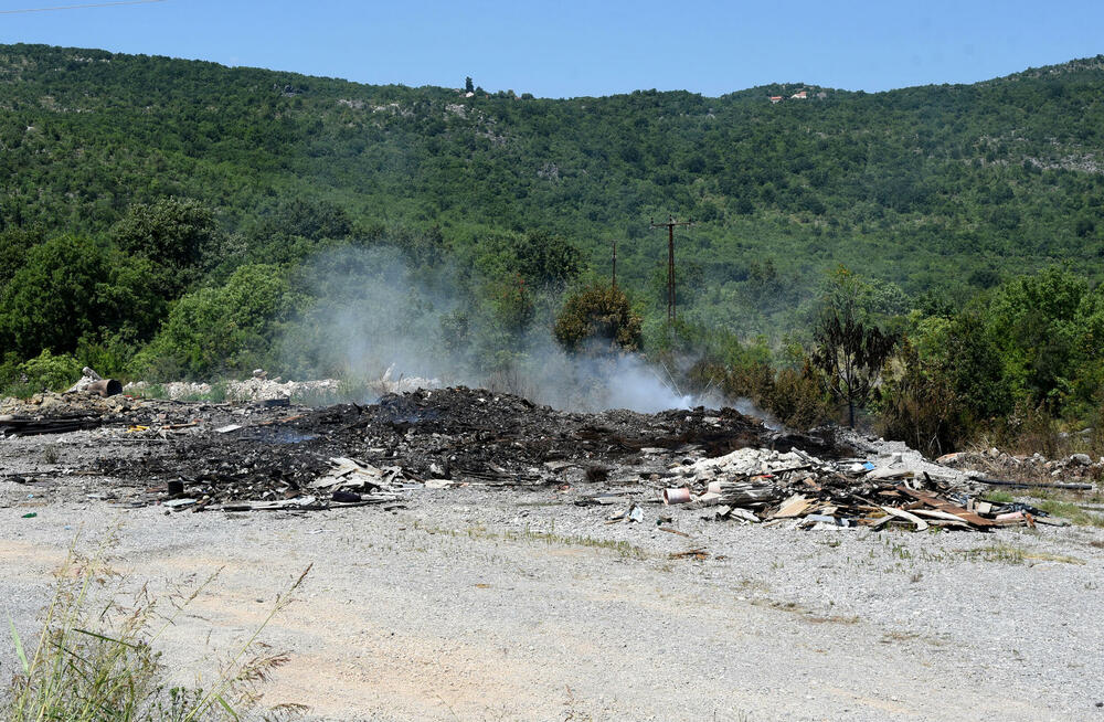 <p>Iz podgoričke Službe zaštite i spasavanja gasili požar na divljoj deponiji</p>