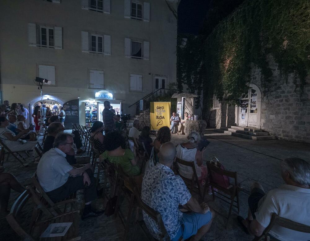 Detalj sa Trga pjesnika u Budvi