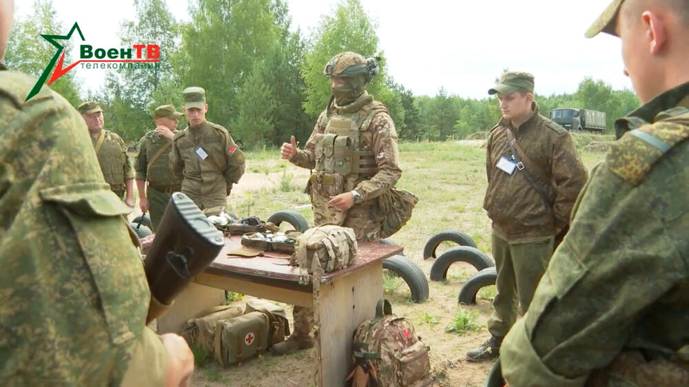 Pripadnik Vagnera obučava bjeloruske vojnike