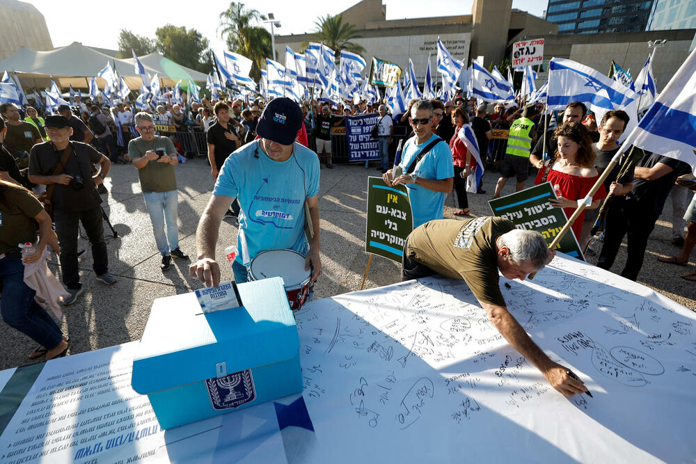 Rezervisti se obavezuju da će odbiti službu ako vlada usvoji reformu pravosuđa