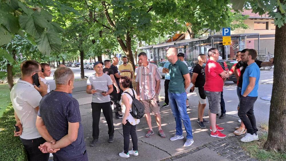 Protest ispred zgrade EPCG u Nikšiću