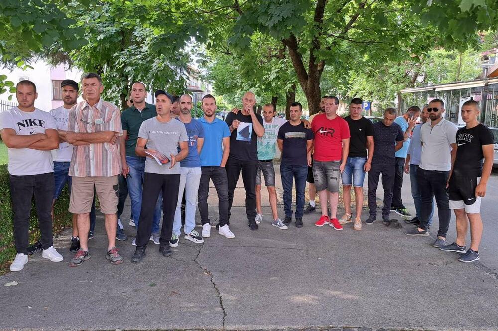 Protest električara EPCG Solar gradnje ispred zgrade Elektoprivrede u Nikšiću, Foto: Svetlana Mandić