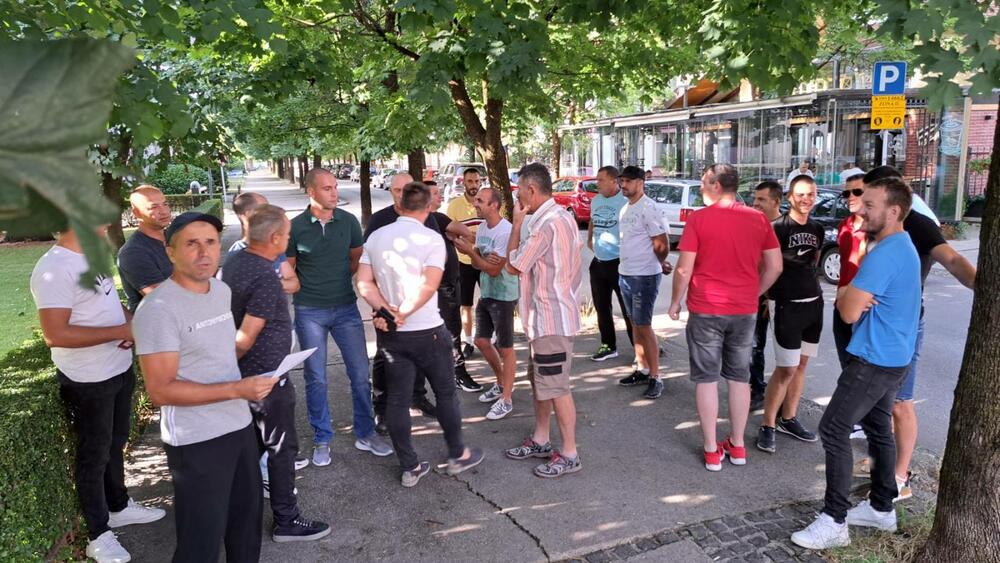 Protest ispred zgrade EPCG u Nikšiću, radnici EPCG Solar gradnje traže produženje ugovora za šest njihovih kolega