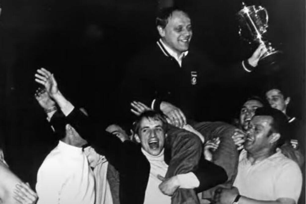 Novosel sa jednim od pehara u rukama, Foto: Printscreen YouTube/FIBA