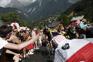 Van Art se povukao sa Tur de Fransa kako bi bio uz suprugu na...