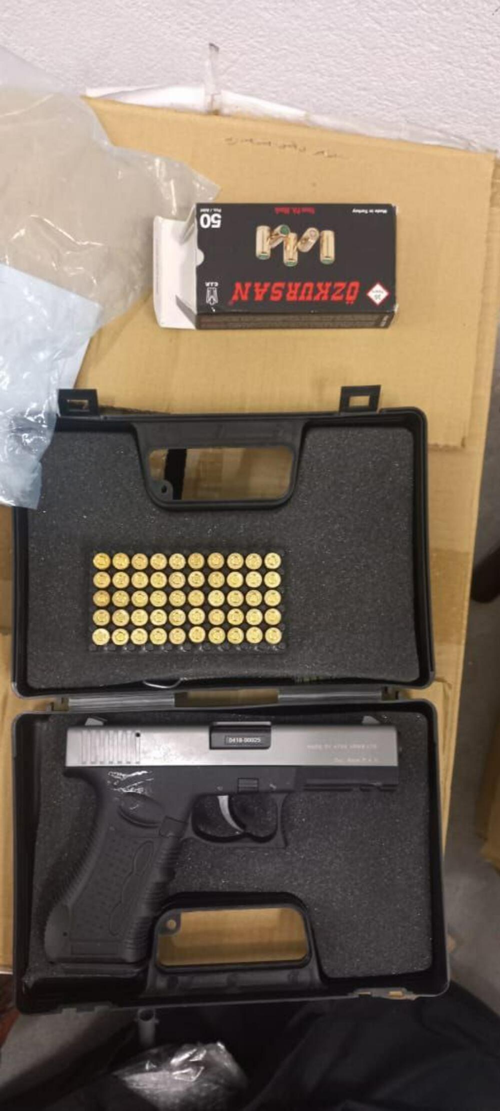 <p>Paketi sa opremom pronađeni su nakon što je Uprava policije (UP) krenula u pregled te zgrade i hotela "Podgorica", a nakon što je tokom dana telefonom dojavljeno da je navodno postavljena eksplozivna naprava</p>