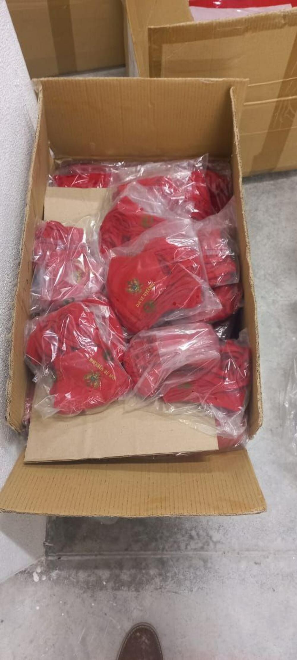 <p>Paketi sa opremom pronađeni su nakon što je Uprava policije (UP) krenula u pregled te zgrade i hotela "Podgorica", a nakon što je tokom dana telefonom dojavljeno da je navodno postavljena eksplozivna naprava</p>