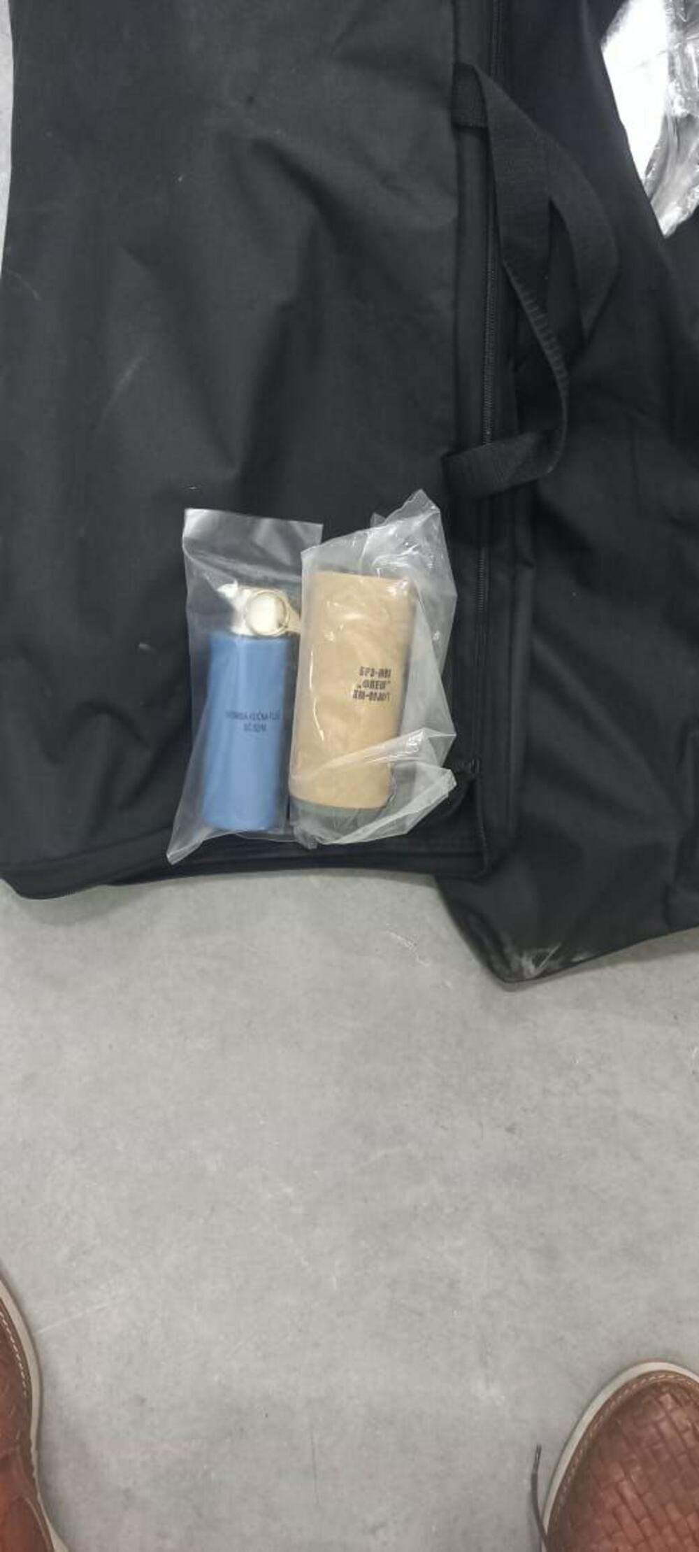 <p>Paketi sa opremom pronađeni su nakon što je Uprava policije (UP) krenula u pregled te zgrade i hotela "Podgorica", a nakon što je tokom dana telefonom dojavljeno da je navodno postavljena eksplozivna naprava</p>