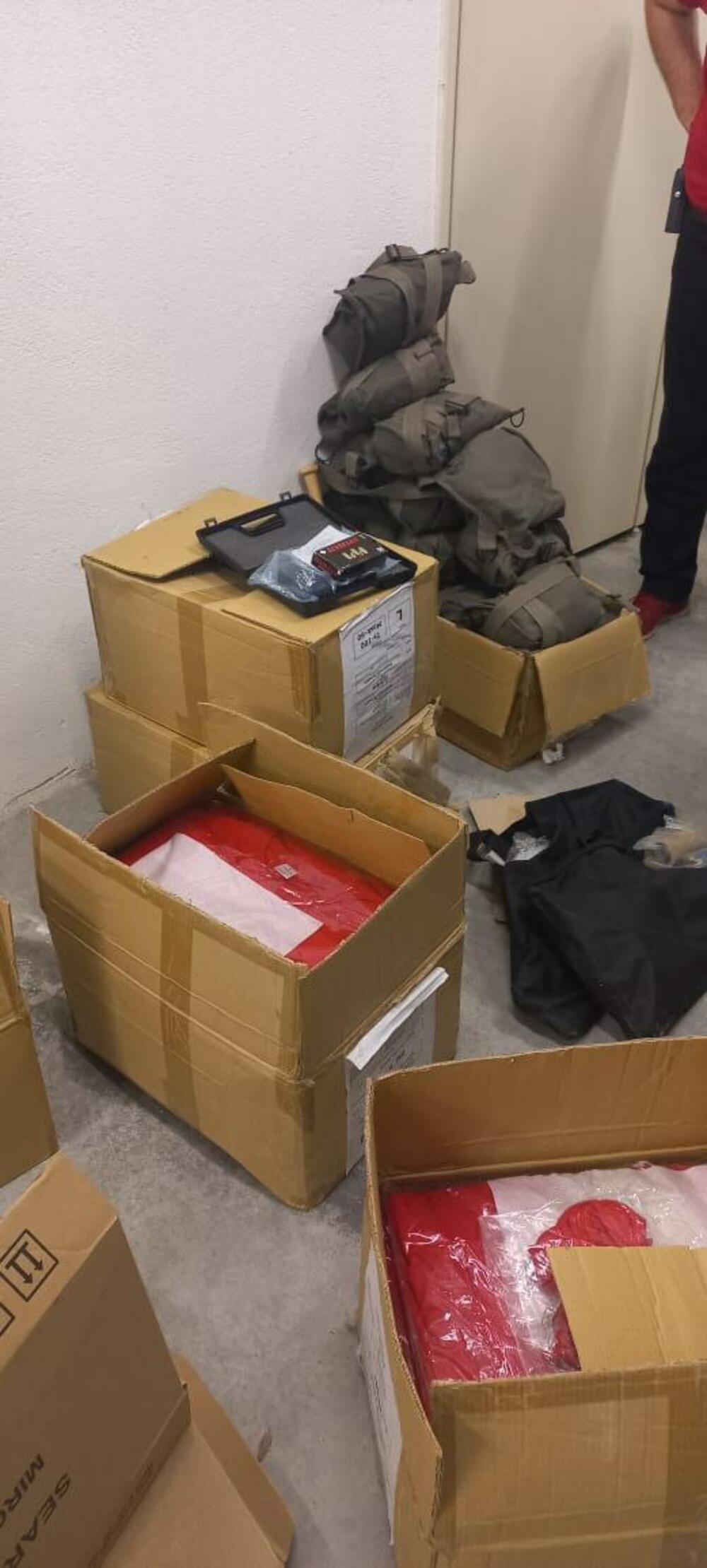 <p>Paketi sa opremom pronađeni su nakon što je Uprava policije (UP) krenula u pregled te zgrade i hotela "Podgorica", a nakon što je tokom dana telefonom dojavljeno da je navodno postavljena eksplozivna naprava</p>