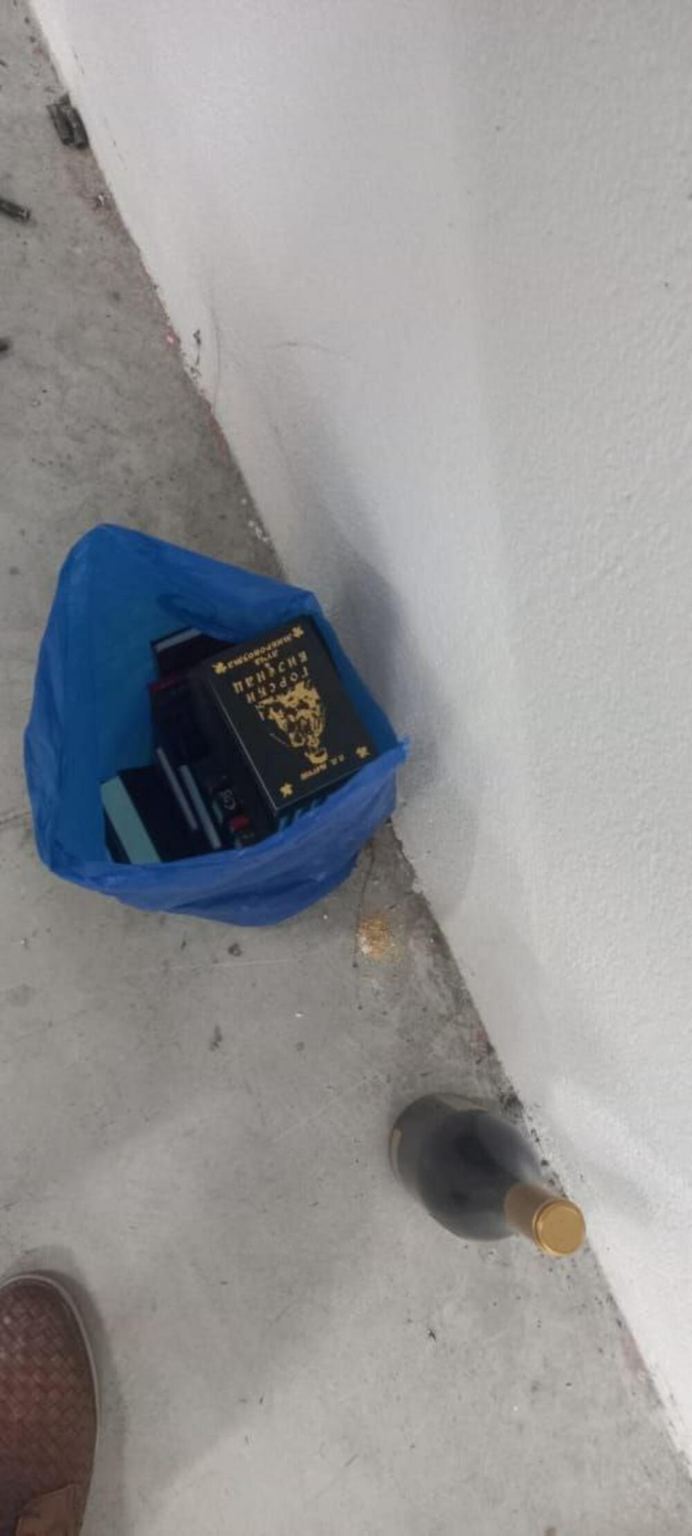 <p>Paketi sa opremom pronađeni su nakon što je Uprava policije (UP) krenula u pregled te zgrade i hotela "Podgorica", a nakon što je tokom dana telefonom dojavljeno da je navodno postavljena eksplozivna naprava</p>