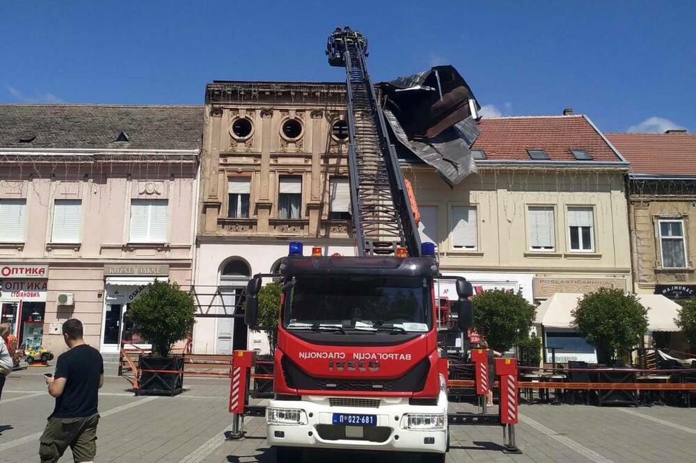 U Sremskoj Mitrovici oštećeni su krovovi zgrada, Foto: Beta