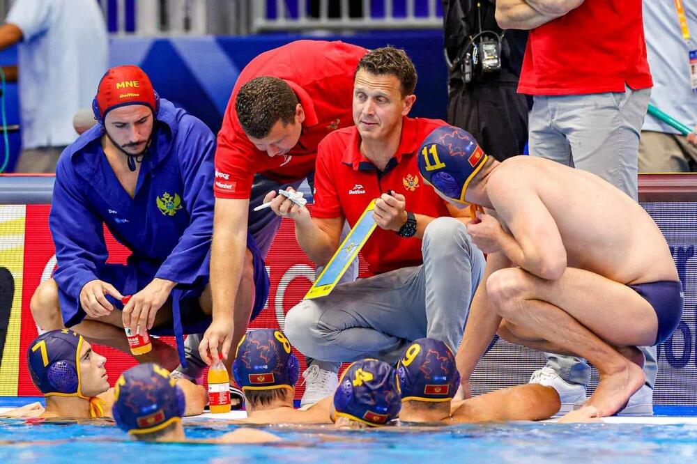 Gojković sa svojim igračima tokom meča protiv Srbije, Foto: Orange Pictures/VPSCG