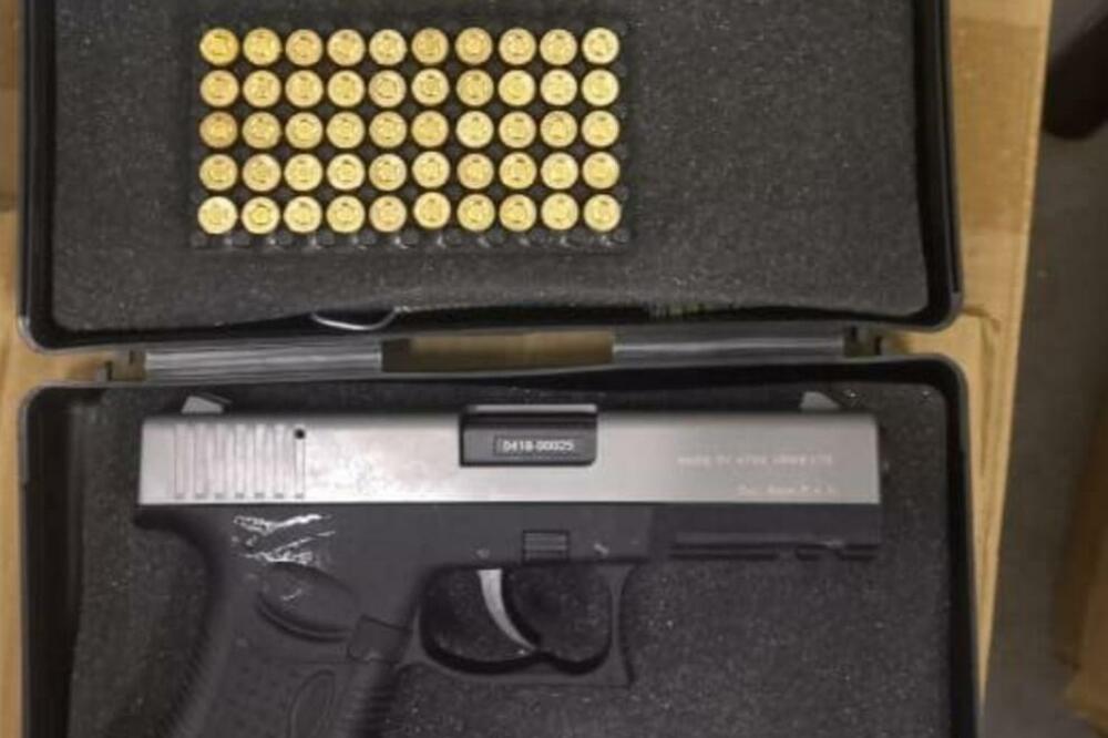 I gasni pištolji u podrumu zgrade, Foto: Uprava policije