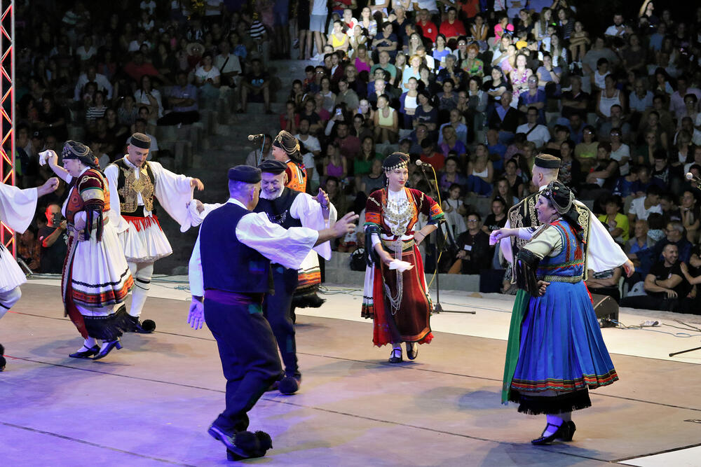 <p>"Očuvanjem tradicije, kulturnog nasljeđa i bogatih tradicionalnih folklornih igara zemalja učesnica kao dijela nematerijalne kulturne baštine ovom kulturno-umjetničkom manifestacijom promovišu ono prepoznatljivo u svakom narodu", kazala je Vujačić</p>