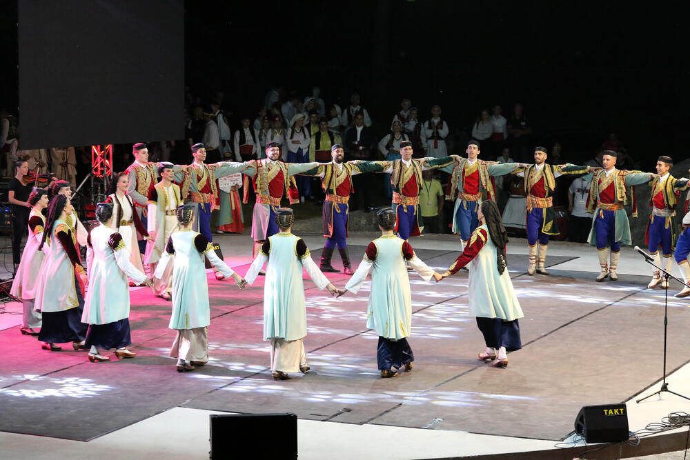 <p>"Očuvanjem tradicije, kulturnog nasljeđa i bogatih tradicionalnih folklornih igara zemalja učesnica kao dijela nematerijalne kulturne baštine ovom kulturno-umjetničkom manifestacijom promovišu ono prepoznatljivo u svakom narodu", kazala je Vujačić</p>